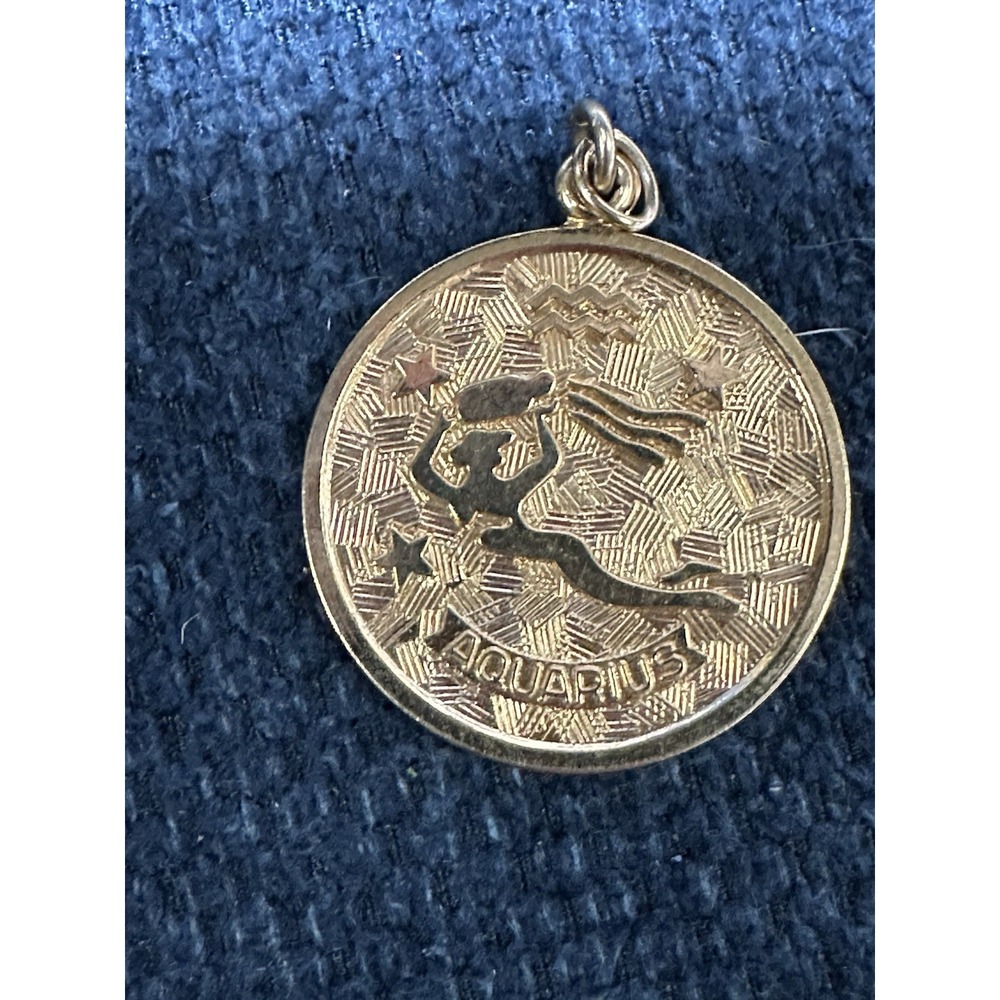 Vintage Sarah Coventry Aquarius Zodiac Pendant Gold Tone Astrology Charm 1" - Picture 2 of 7